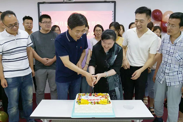 歲月如歌 致敬芳華丨山東欣希安藥業(yè)舉行張鳳芹老師退休歡送會(huì) 歲月如歌 致敬芳華丨山東欣希安藥業(yè)舉行張鳳芹老師退休歡送會(huì)