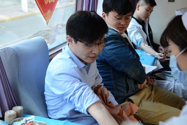 欣希安員工無(wú)償獻(xiàn)血中