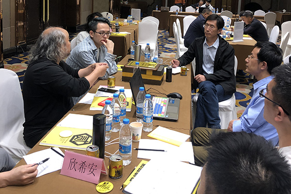 會(huì)后依舊帶領(lǐng)團(tuán)隊(duì)專(zhuān)注進(jìn)行交流 會(huì)后依舊帶領(lǐng)團(tuán)隊(duì)專(zhuān)注進(jìn)行交流